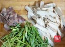 蒜苔炒豆腐干的做法图解2