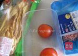 番茄烧腐竹的做法图解1