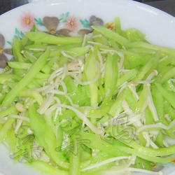 黄瓜炒金针菇的做法[图]