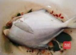 香煎鲳鱼的做法图解2