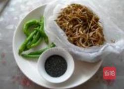 小银鱼炒辣椒的做法图解1
