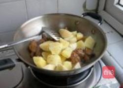 榛蘑炖鸡腿的做法图解12