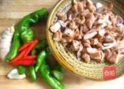 青椒炒卤味的做法图解1