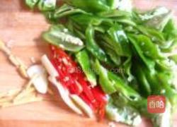 青椒炒卤味的做法图解2