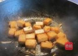 番茄烩豆腐鱼饼的做法图解2