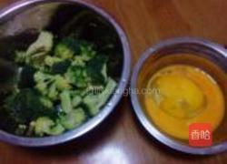 蛋香番茄西兰花的做法图解2