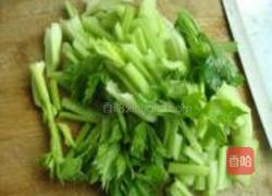 芹菜炒腊肉的做法图解2