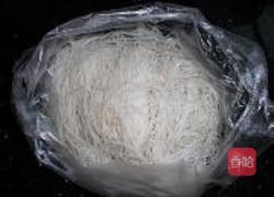 鱿鱼芥兰炒米粉的做法图解1