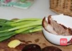 蒜苗香菇炒猪头肉的做法图解1