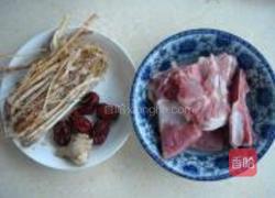 五指毛桃煲猪骨的做法图解1