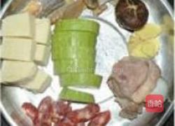 猪骨腊味冻豆腐汤的做法图解1