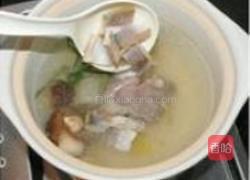 猪骨腊味冻豆腐汤的做法图解3