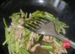 平菇炒蒜薹的做法图解3