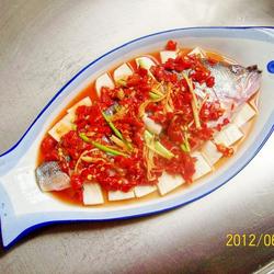 葱姜剁椒蒸鲈鱼的做法[图]