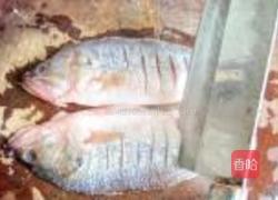 葱姜剁椒蒸鲈鱼的做法图解1