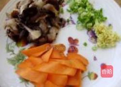 香菇胡萝卜炒菜花的做法图解2