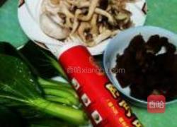 青菜菌菇牛筋汤面的做法图解1