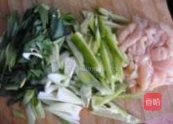 大蒜苗炒鸡胸脯肉的做法图解1