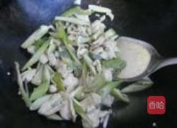 大蒜苗炒鸡胸脯肉的做法图解3