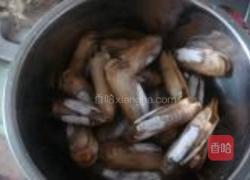 红酒炖老蛏的做法图解1