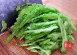苦瓜炒鸡蛋的做法图解3