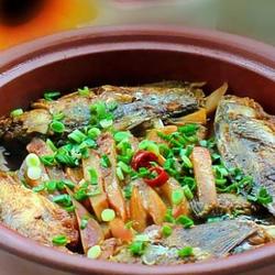 鲫鱼炖萝卜条的做法[图]