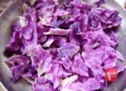 紫甘蓝炒土豆片的做法图解1