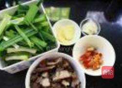 青蒜炒腊肉的做法图解3