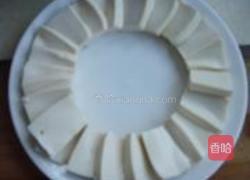 皮蛋拌豆腐的做法图解1