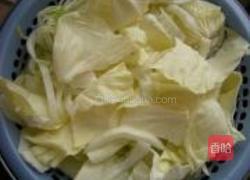 白菜包菜炒丸子的做法图解1