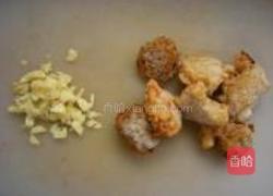 白菜包菜炒丸子的做法图解2