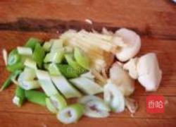 卷心菜炒鸡蛋的做法图解1