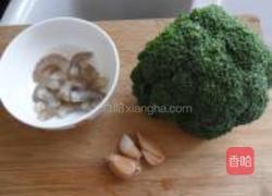 蒜蓉虾仁兰花的做法图解1