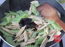 莴苣炒腐竹的做法图解4