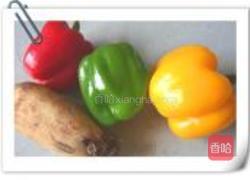 莲藕彩椒的做法图解1