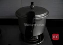 红萝卜山药龙骨汤的做法图解8