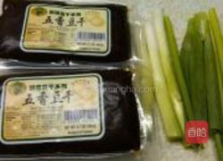 素炒香干的做法图解1