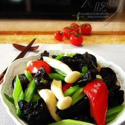 西芹木耳白玉菇的做法[图]