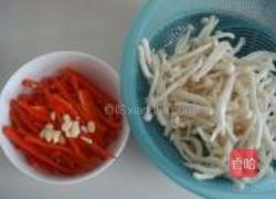 大红椒炒鸡腿菇的做法图解1