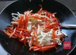 大红椒炒鸡腿菇的做法图解3