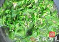 蛋皮菠菜的做法图解1