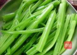 芹菜拌花生米的做法图解2