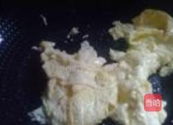蟹味菇炒蛋的做法图解2