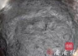 金枪鱼玉米竹炭餐包的做法图解3