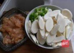 鸡片炒茭白的做法图解2