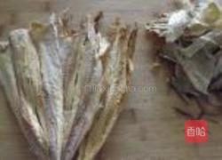 炝拌明太鱼干的做法图解2