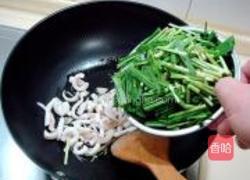 韭菜炒鱿鱼的做法图解9