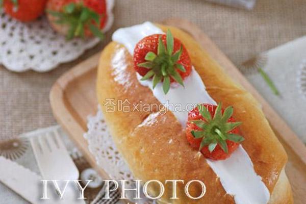 草莓奶油面包