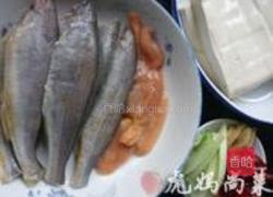 砂锅黄鱼豆腐的做法图解1