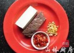 剁椒蒸鸭血豆腐的做法图解1